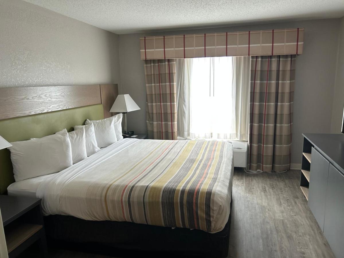 Country & By Radisson, Grand Rapids Airport, Mi