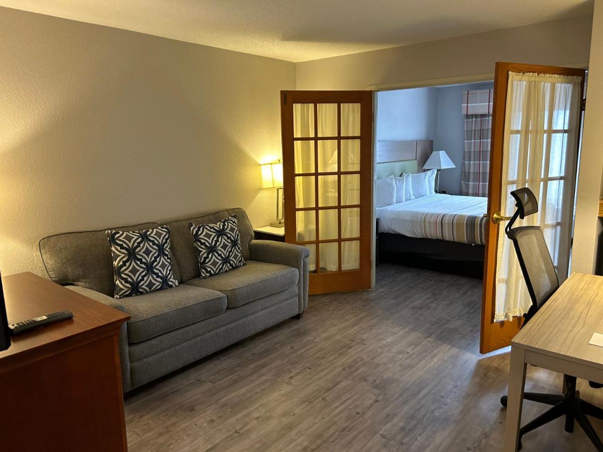 Country & By Radisson, Grand Rapids Airport, Mi Cascade