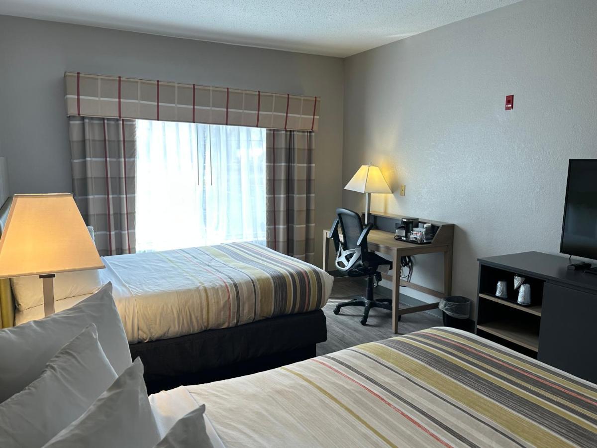 Country & By Radisson, Grand Rapids Airport, Mi 2*