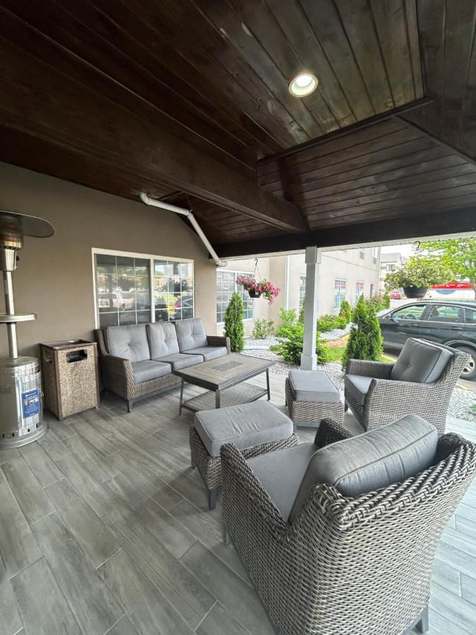 Hotel Country & By Radisson, Grand Rapids Airport, Mi Cascade