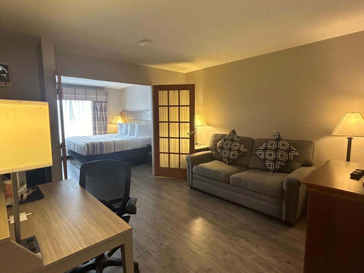 Hotel Country & By Radisson, Grand Rapids Airport, Mi Cascade