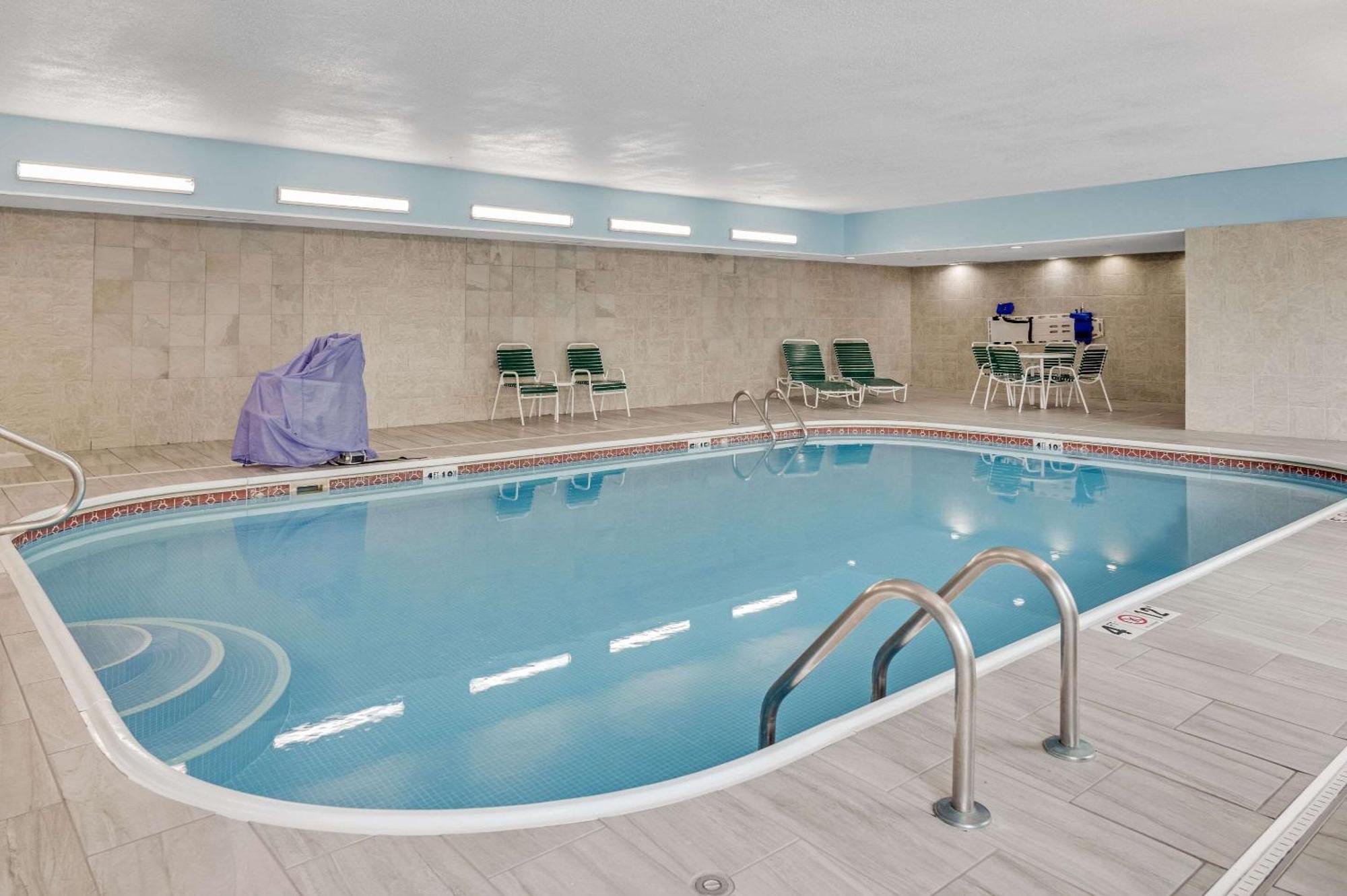 Country & By Radisson, Grand Rapids Airport, Mi Hotel
