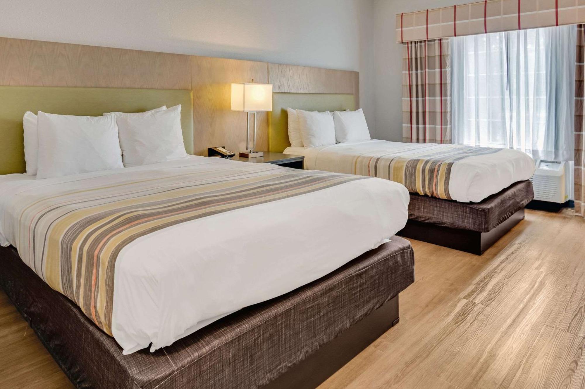 Country & By Radisson, Grand Rapids Airport, Mi Hotel