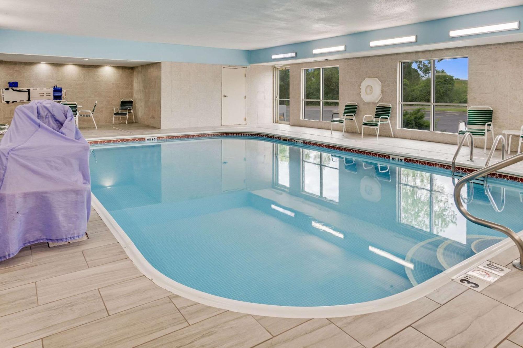 Hotel Country & By Radisson, Grand Rapids Airport, Mi