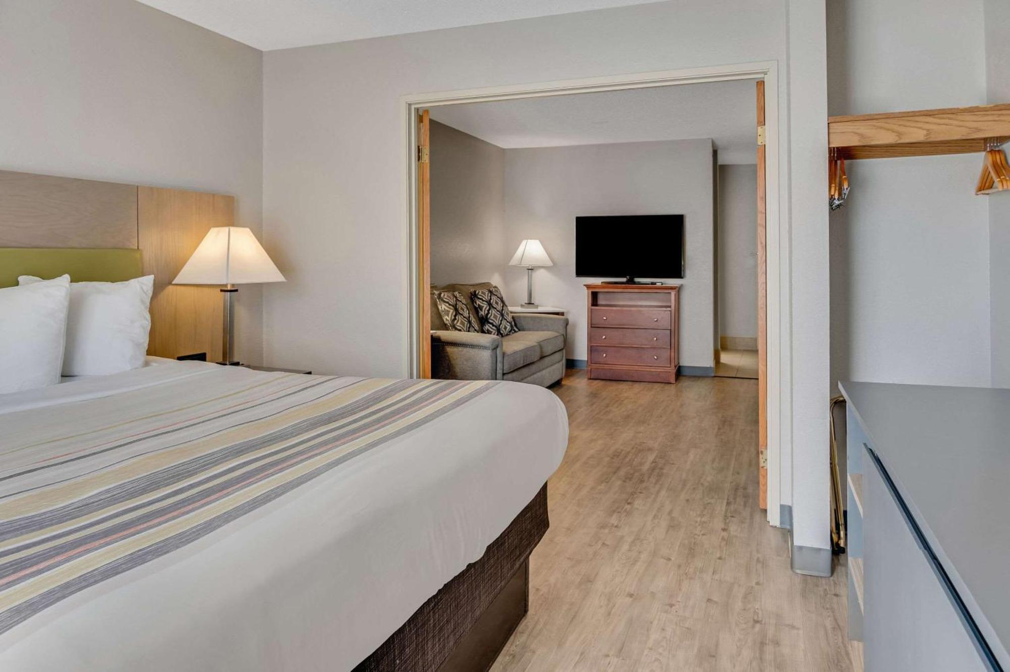 Hotel Country & By Radisson, Grand Rapids Airport, Mi Cascade