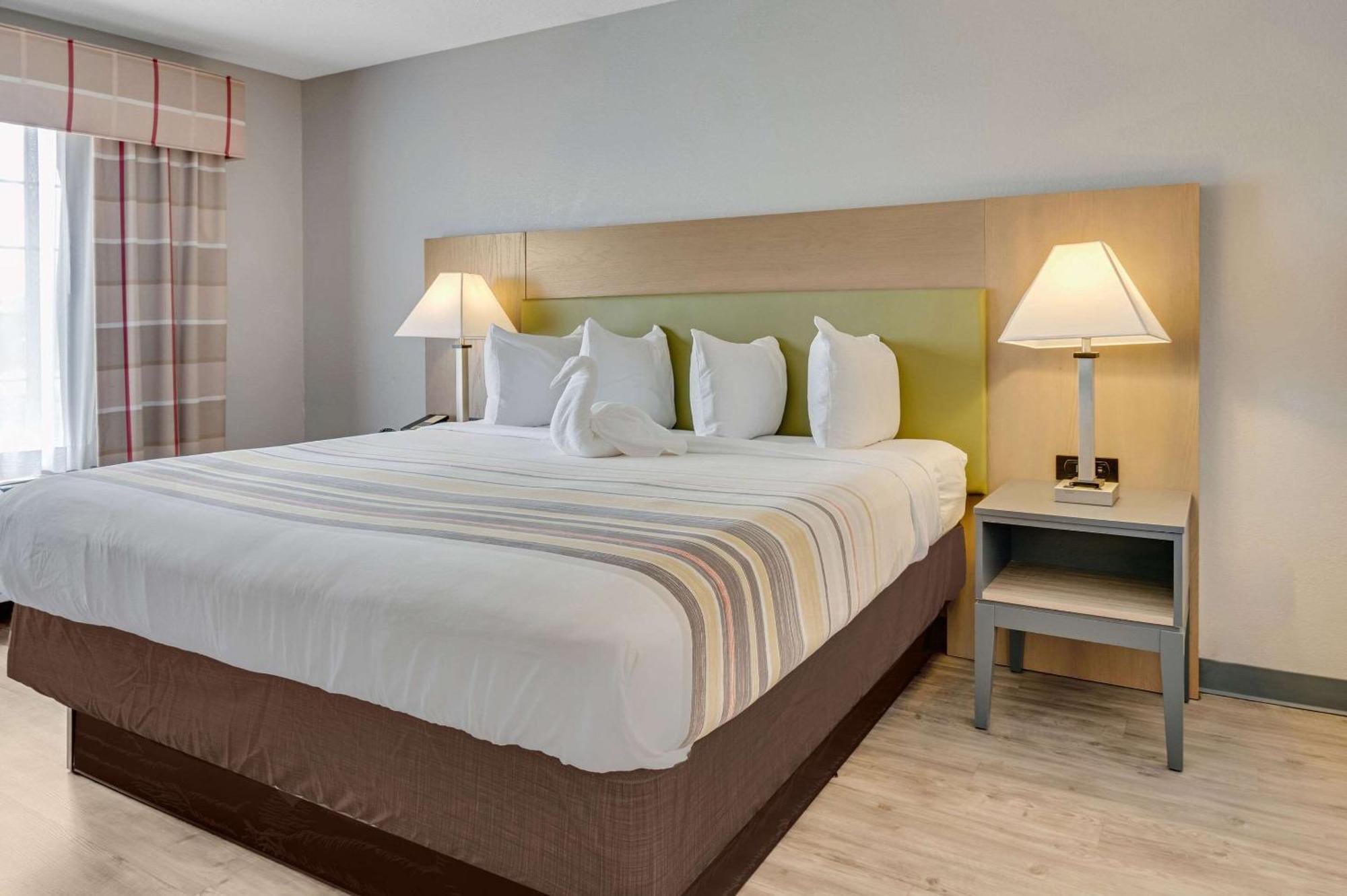 Country & By Radisson, Grand Rapids Airport, Mi Cascade
