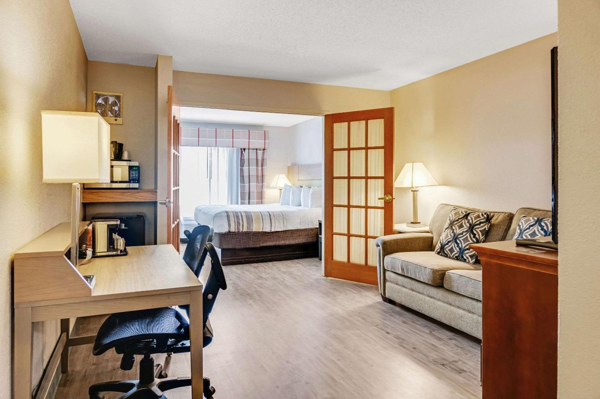 Country & By Radisson, Grand Rapids Airport, Mi