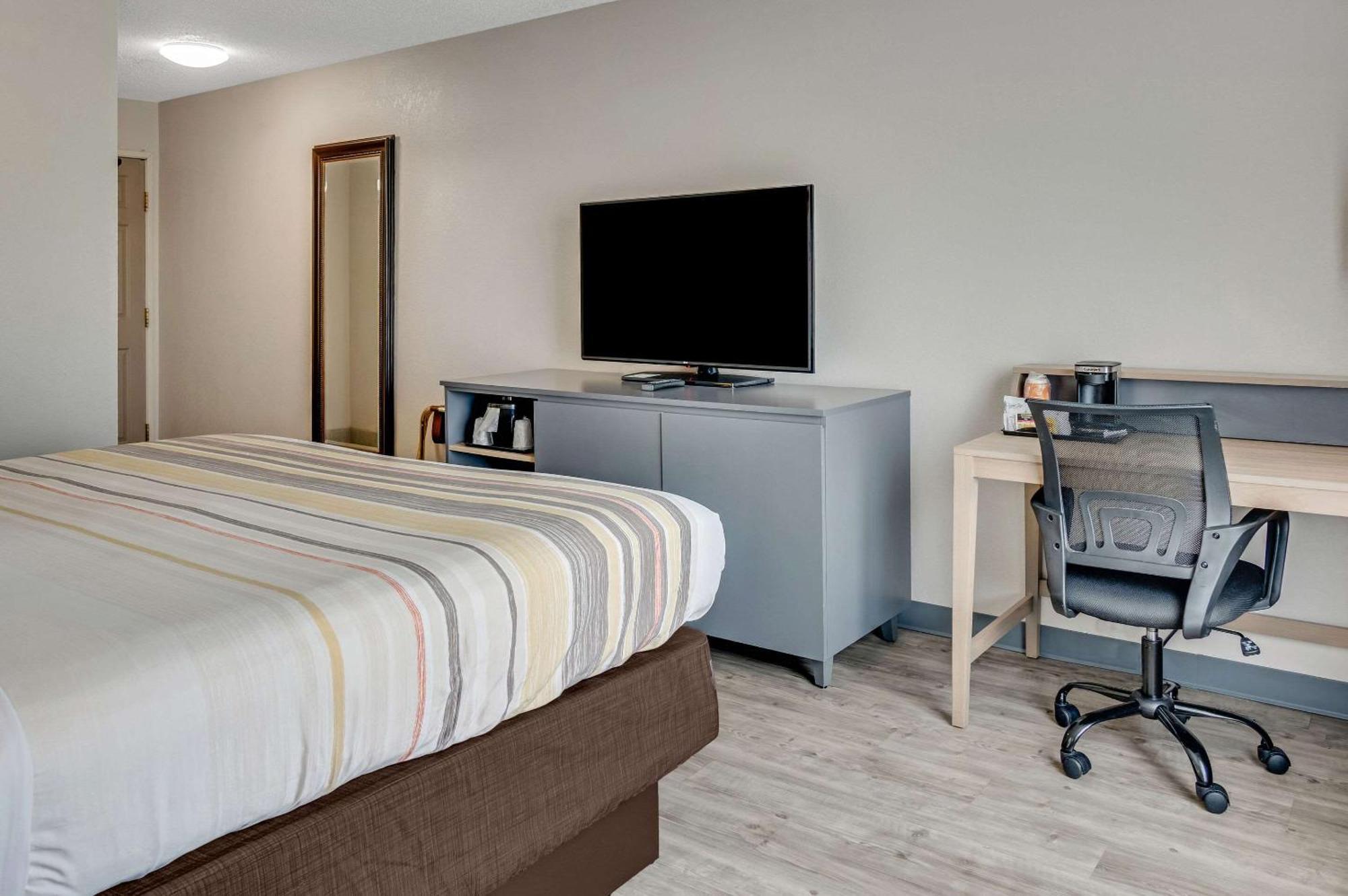Hotel Country & By Radisson, Grand Rapids Airport, Mi