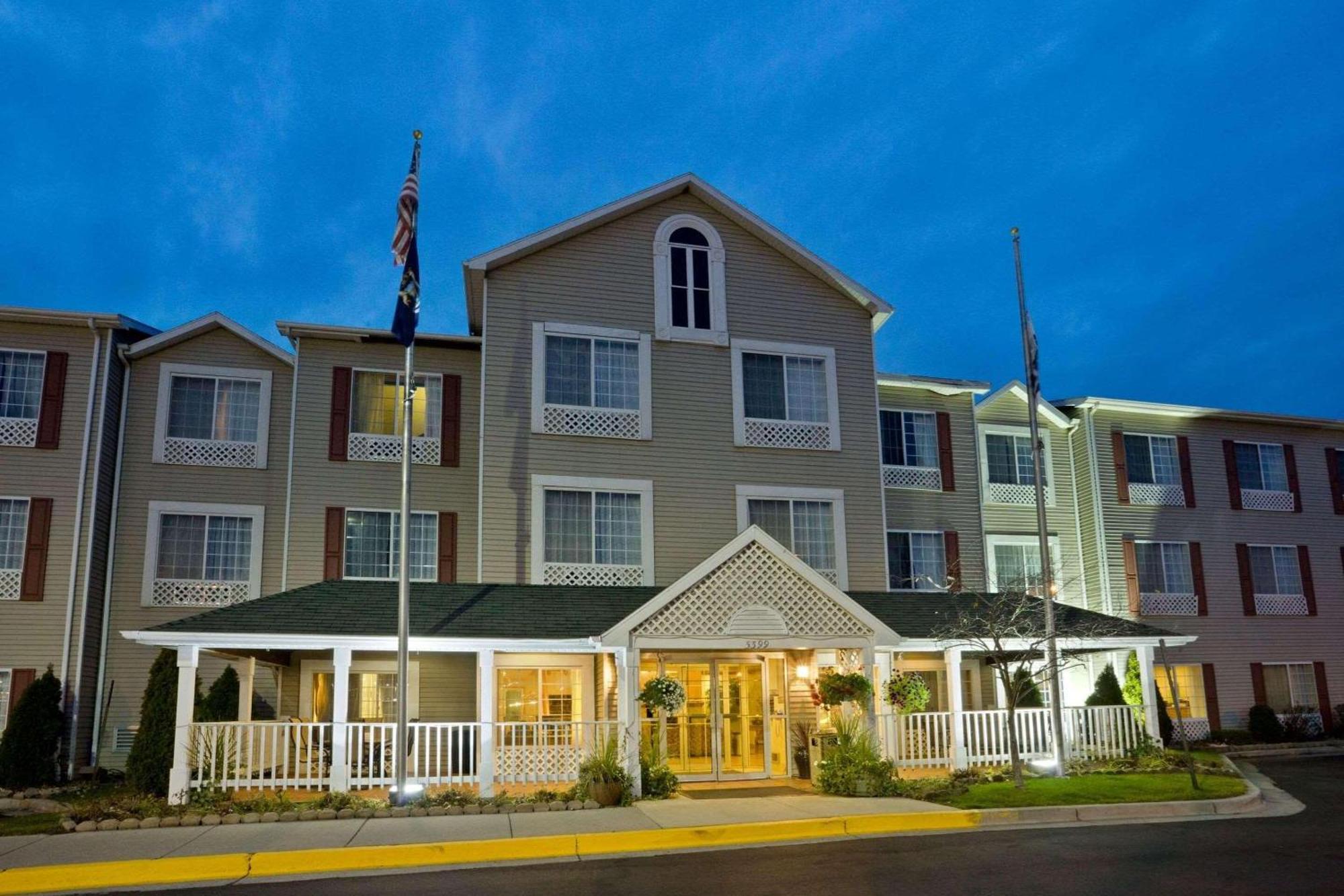 Country & By Radisson, Grand Rapids Airport, Mi 2*