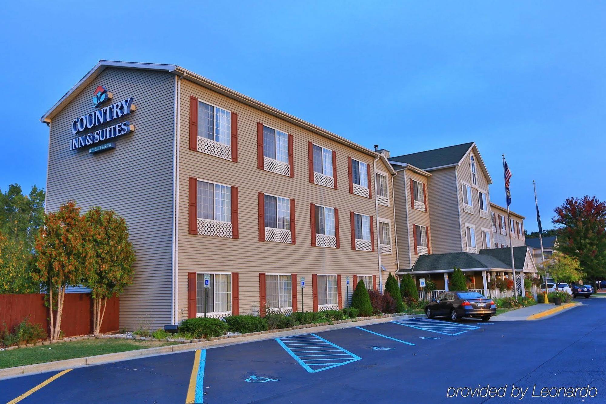 Country & By Radisson, Grand Rapids Airport, Mi Cascade