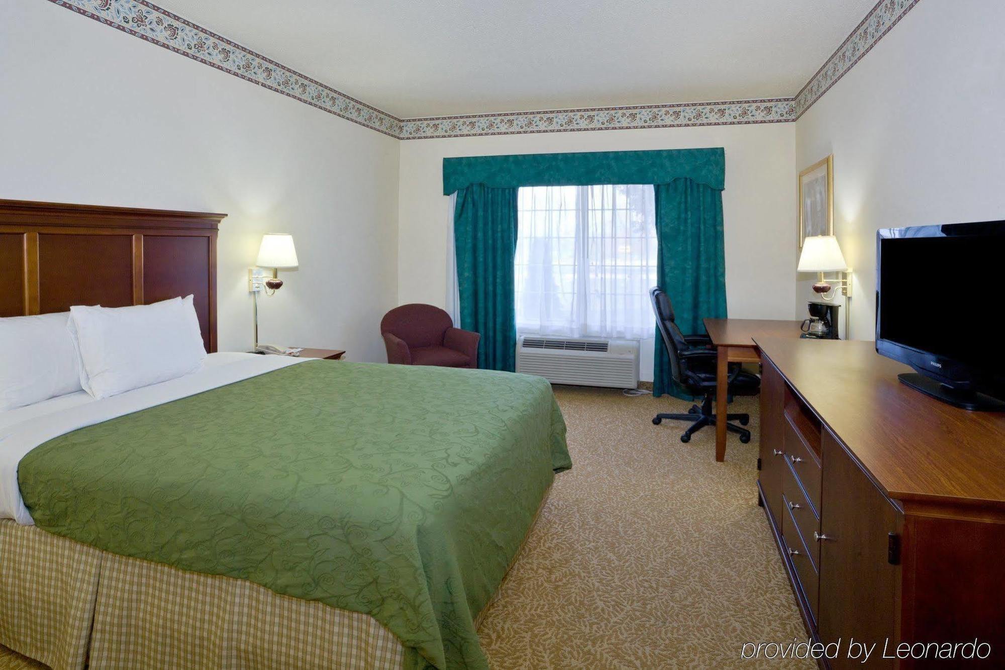 Country & By Radisson, Grand Rapids Airport, Mi Cascade