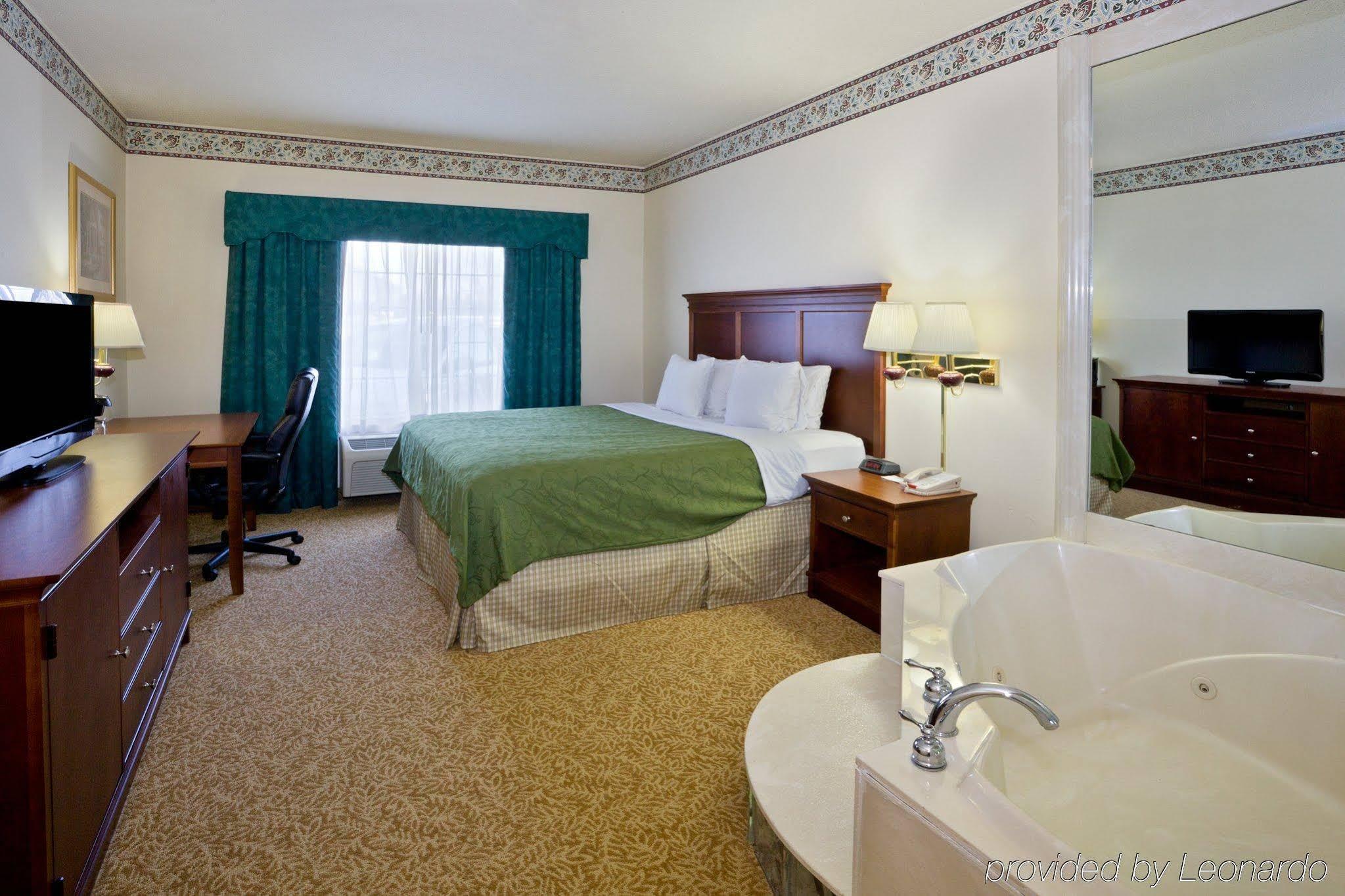 Hotel Country & By Radisson, Grand Rapids Airport, Mi