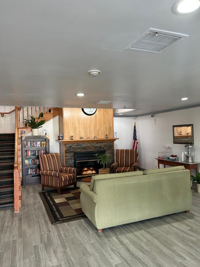 Hotel Country & By Radisson, Grand Rapids Airport, Mi Cascade