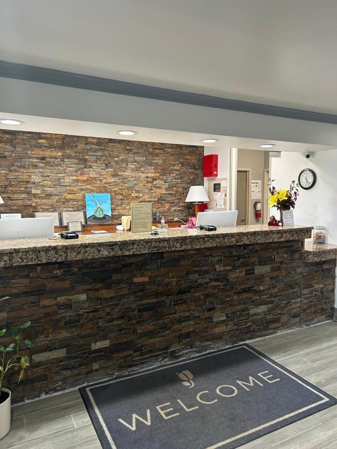 Country & By Radisson, Grand Rapids Airport, Mi Hotel Cascade