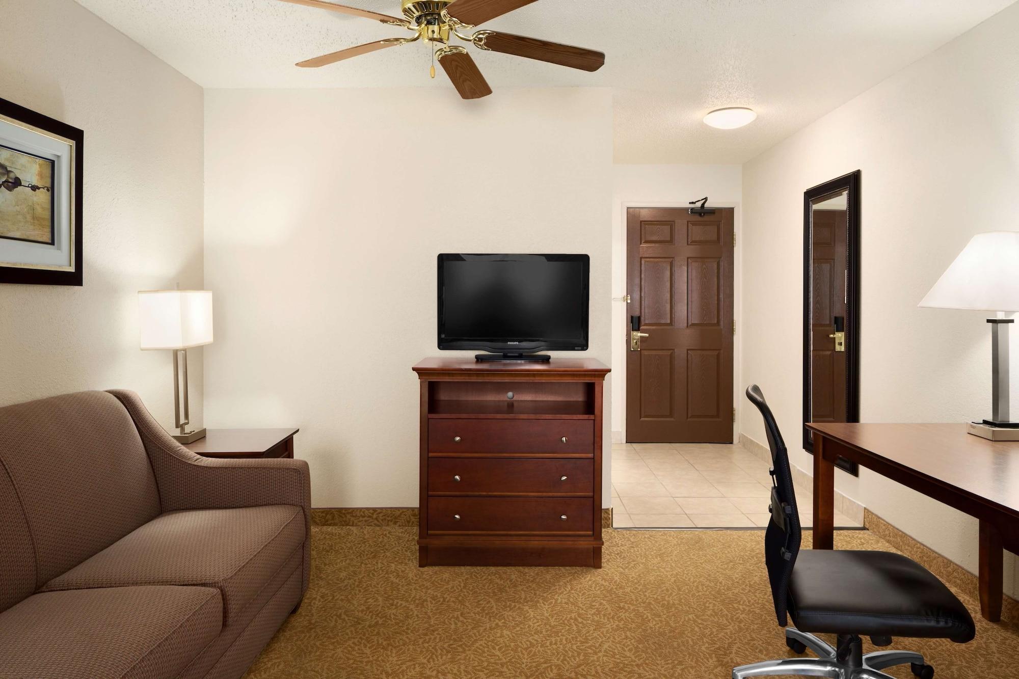 Hotel Country & By Radisson, Grand Rapids Airport, Mi Cascade