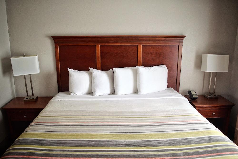 Country & By Radisson, Grand Rapids Airport, Mi Hotel