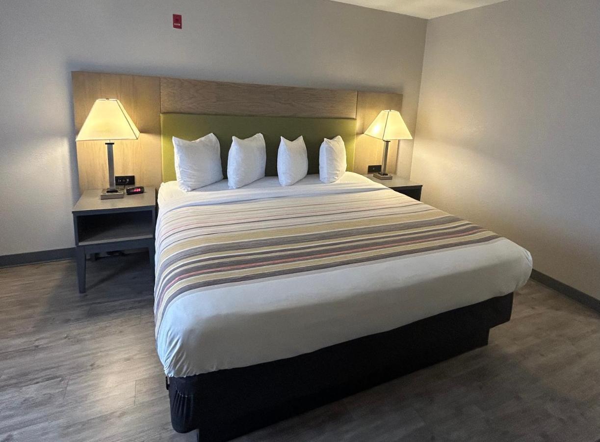 Country & By Radisson, Grand Rapids Airport, Mi Hotel 2*