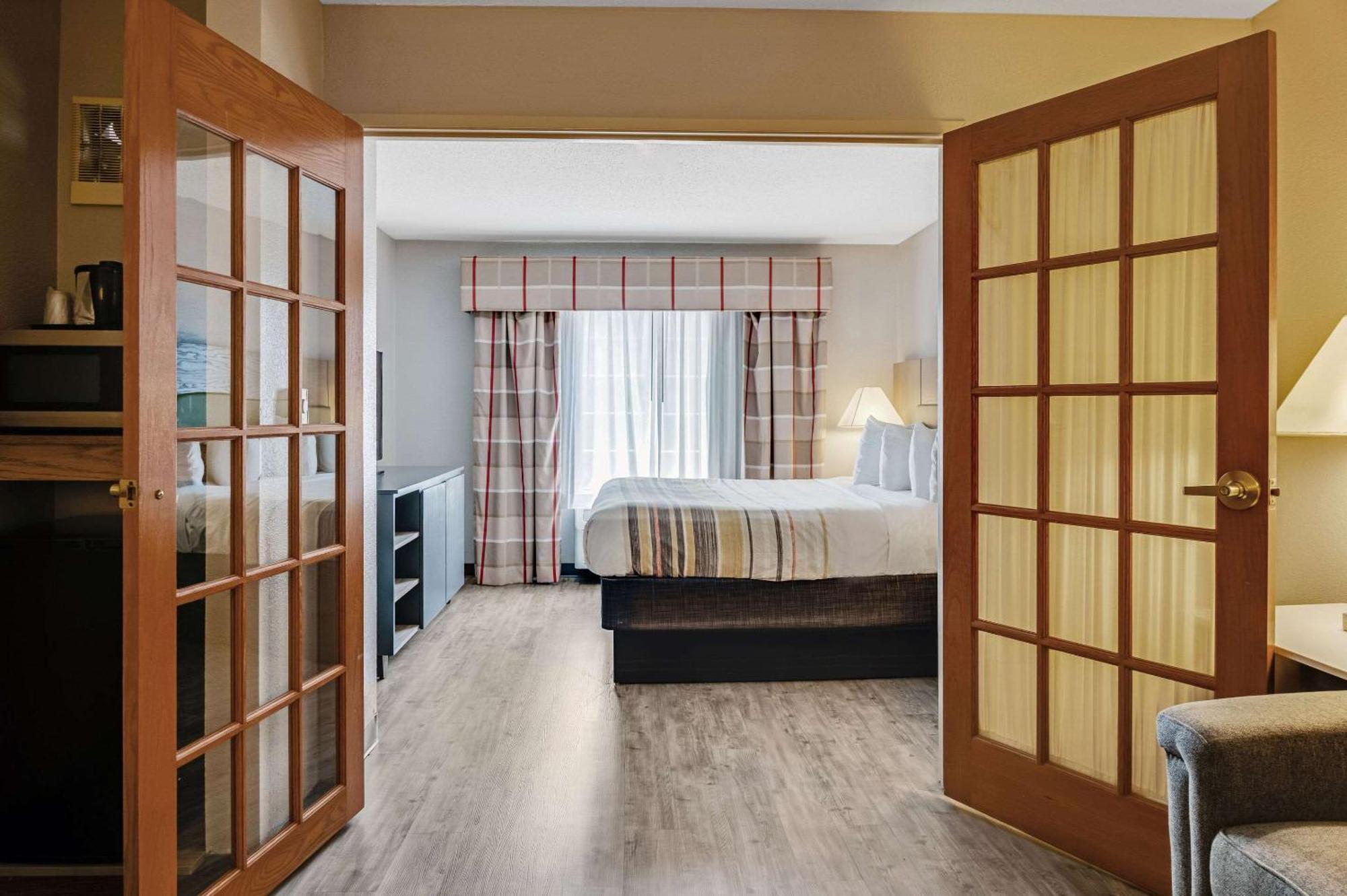 Hotel Country & By Radisson, Grand Rapids Airport, Mi