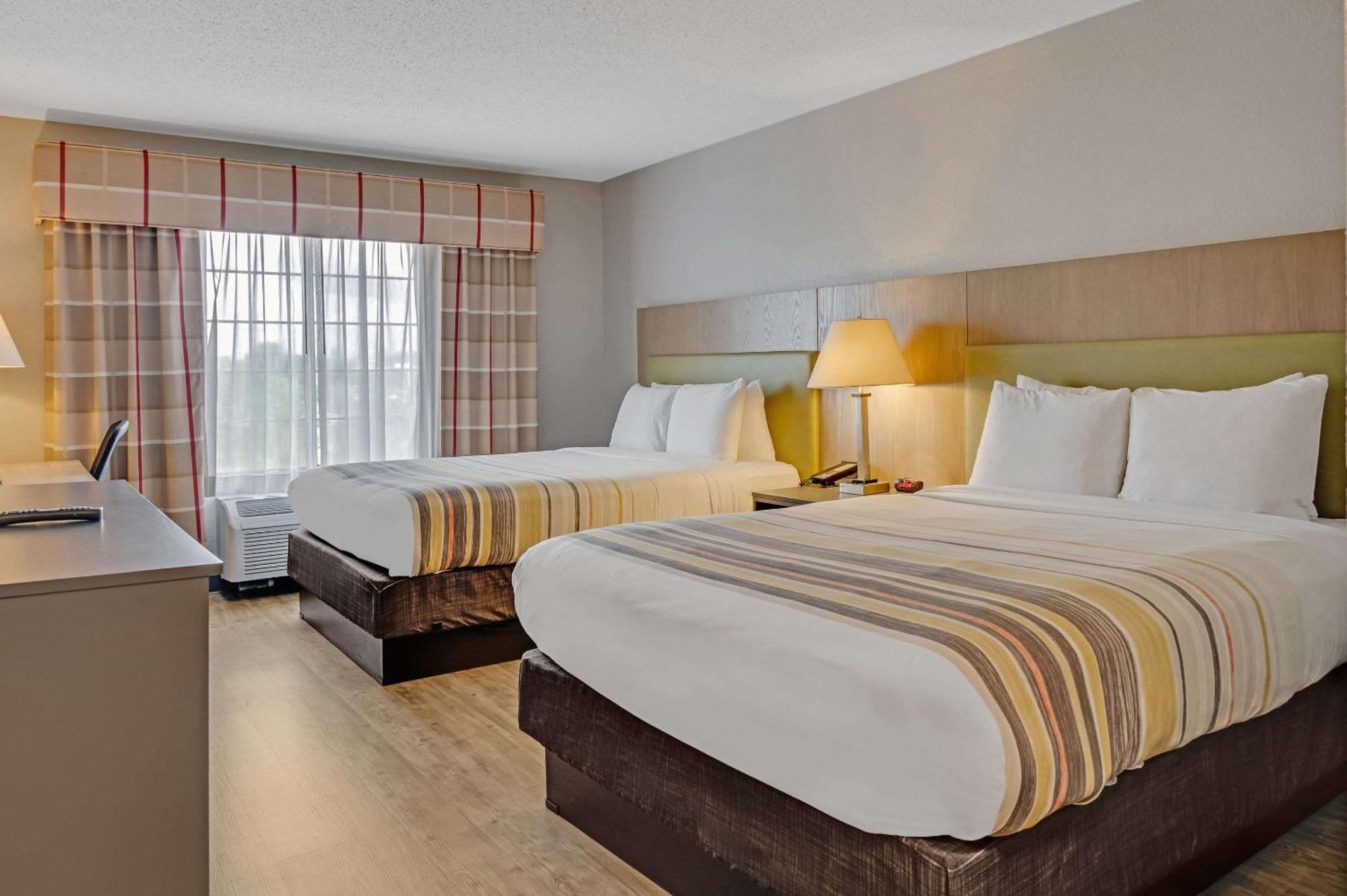Country & By Radisson, Grand Rapids Airport, Mi 2*