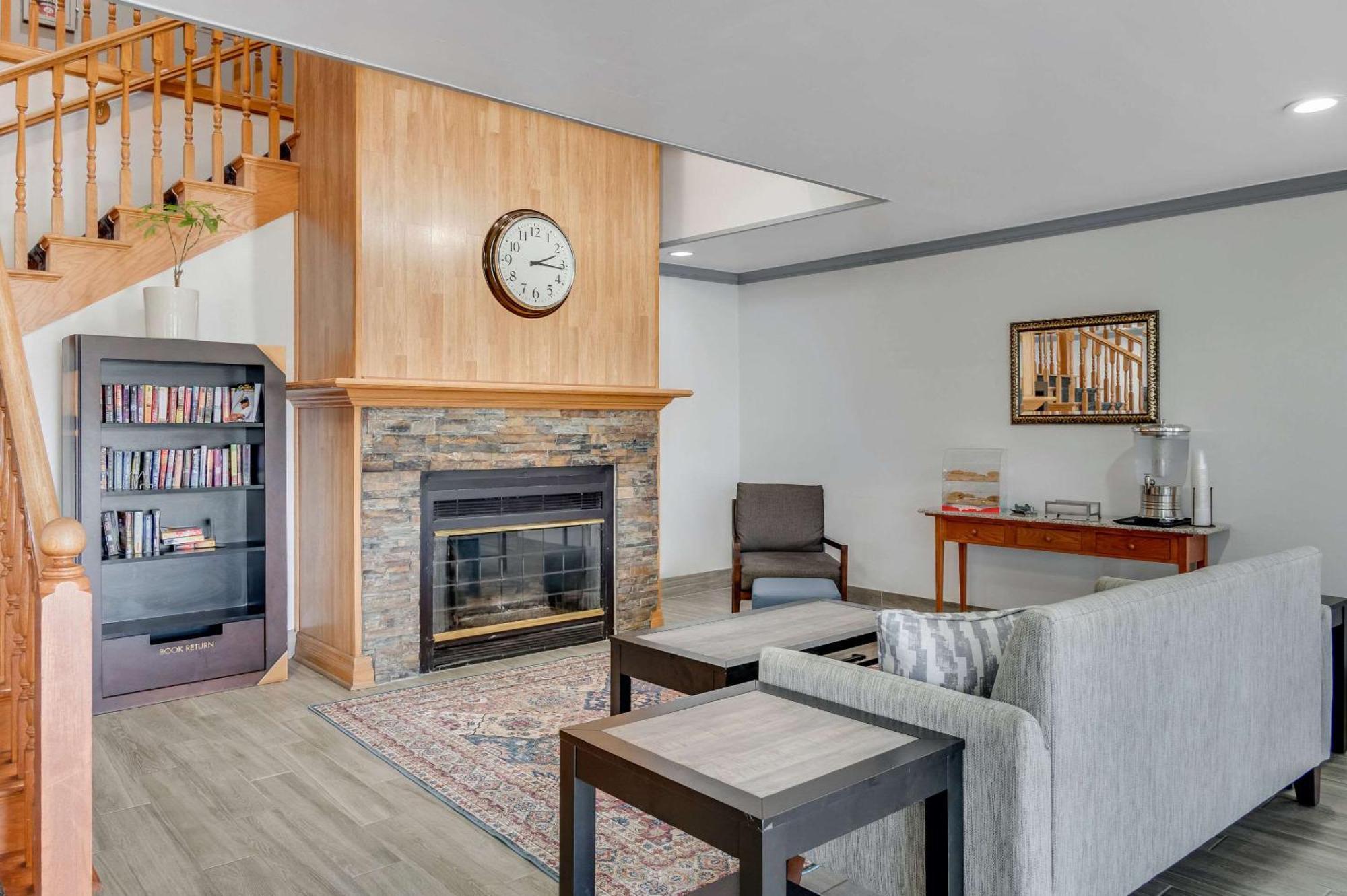 Hotel Country & By Radisson, Grand Rapids Airport, Mi