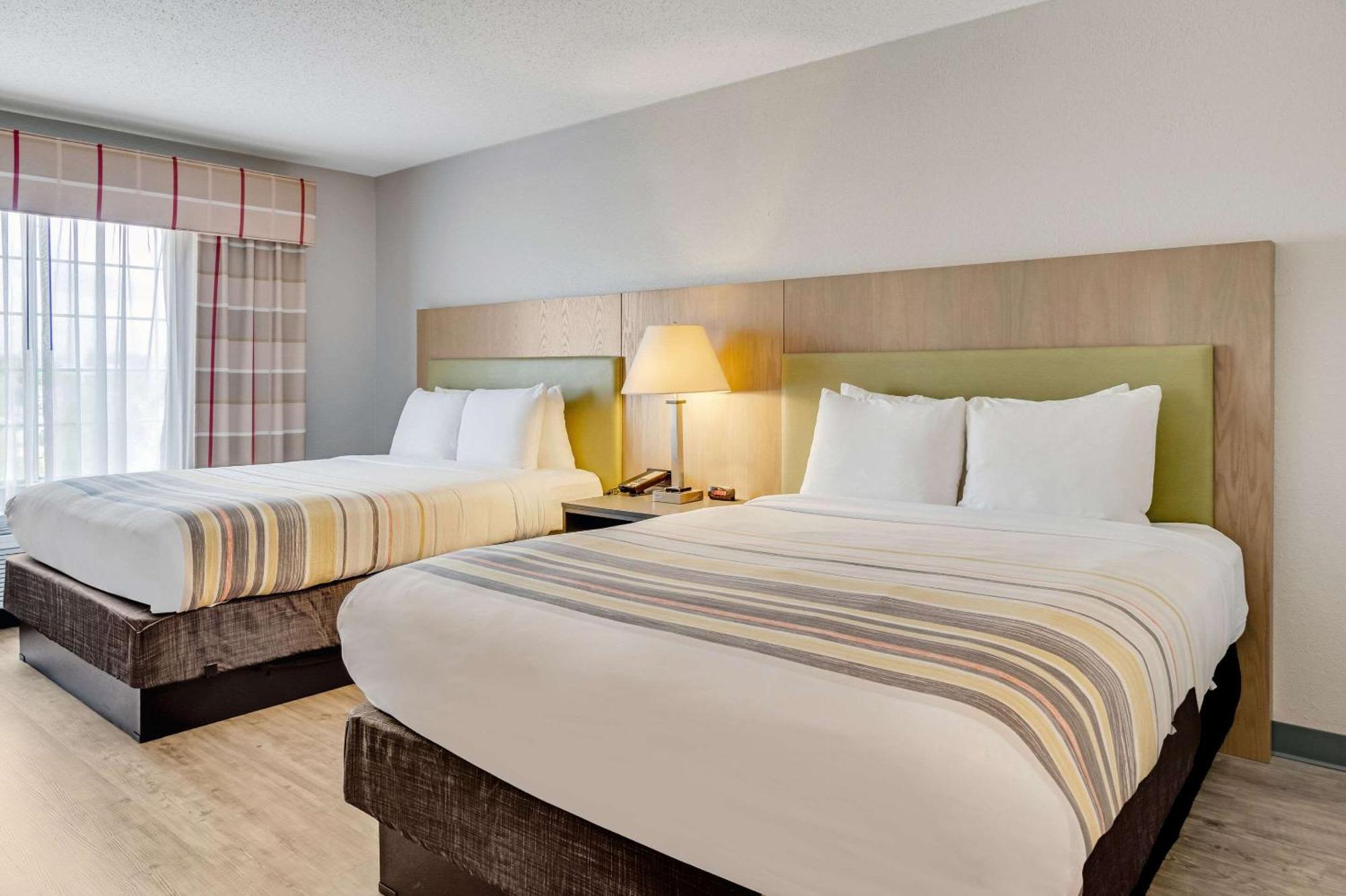 Country & By Radisson, Grand Rapids Airport, Mi